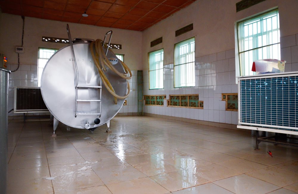 large milk cooling tank